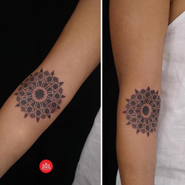 Simple Mandala Dotwork tattoo by 2vision Estudio