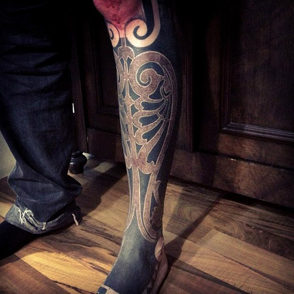 Beautiful Ribs Blackwork tattoo on Leg