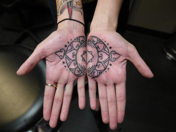 Mating Mehendi Hand tattoo by Earth Gasper Tattoo