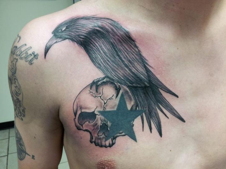 Raven Sta8r Scull tattoo by Tantrix Body Art