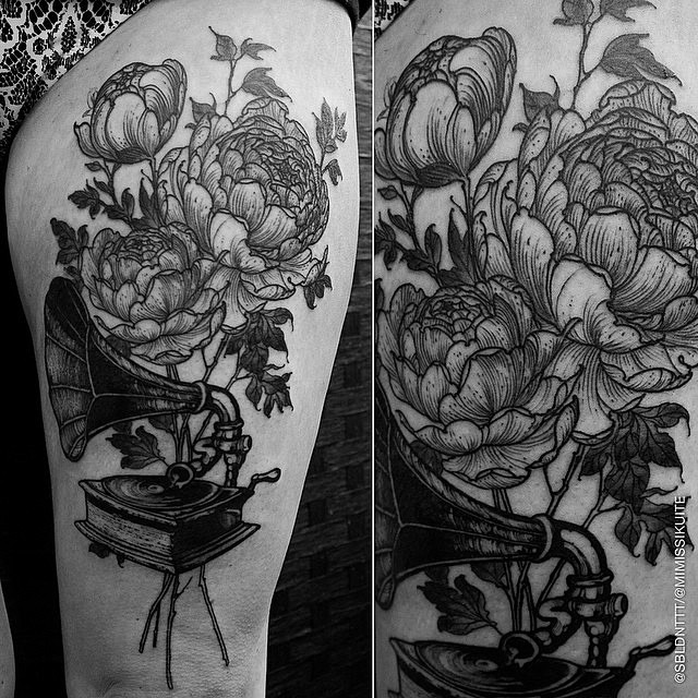 Flowers Gramophone Etching tattoo by Renaud Delmaire