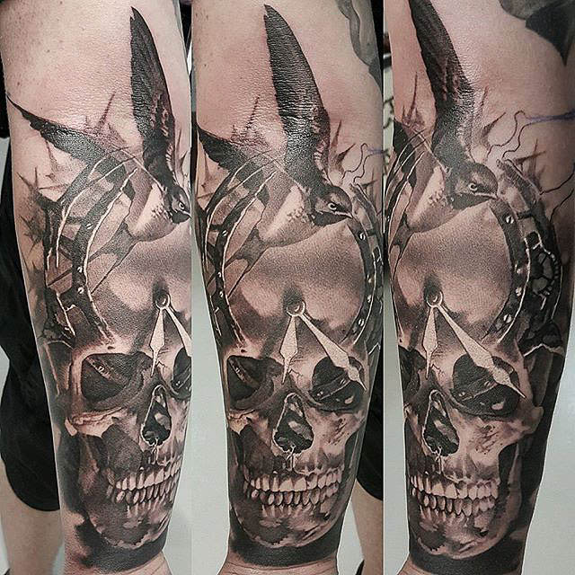 skull tattoo on the topic of the time
