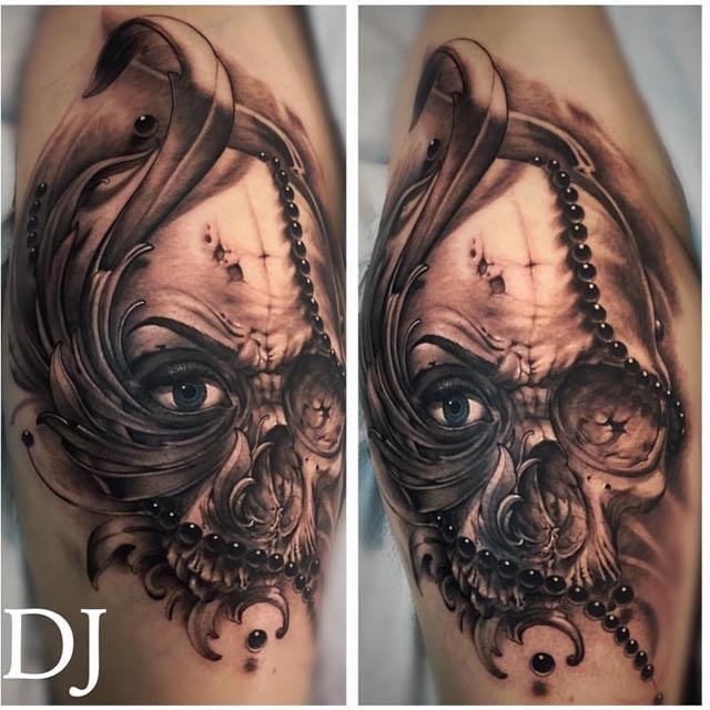 skull design tattoo with leaves