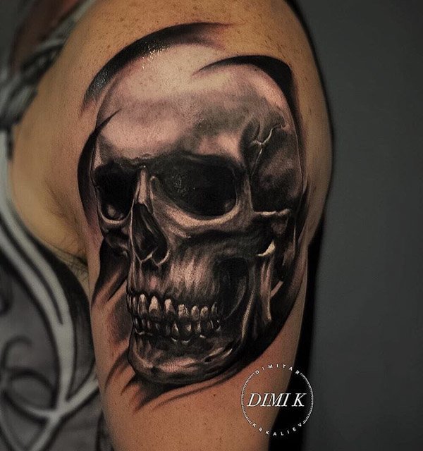 cool skull tattoo on shoulder