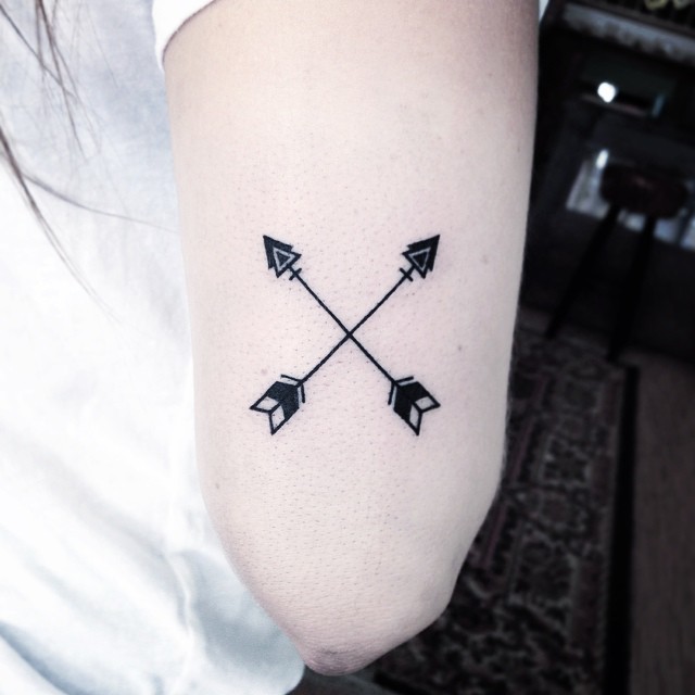 Crossed Arrows Tattoo by naomiblacktattoo